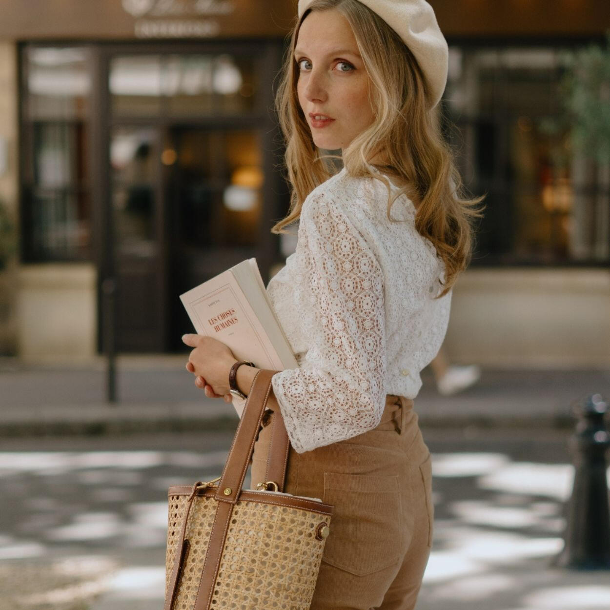 femme portant une blouse dentelle blanche dans un look élégant