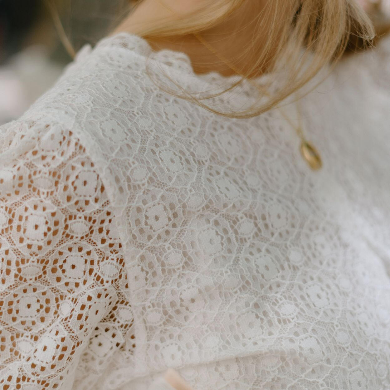 femme portant la blouse en dentelle blanche élégante