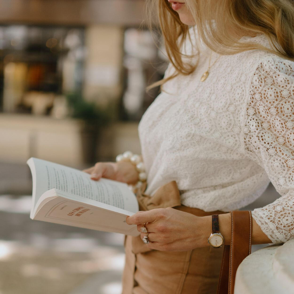 femme portant la blouse en dentelle blanche avec détails raffinés