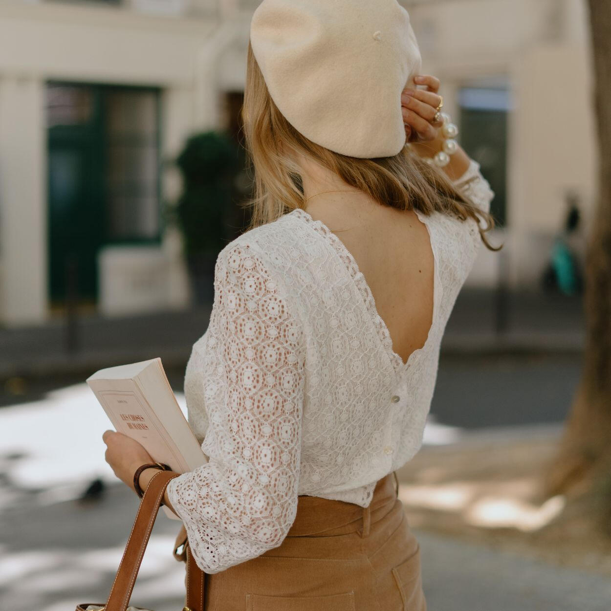 blouse dentelle blanche dos femme portant une blouse dentelle blanche dans un look élégant